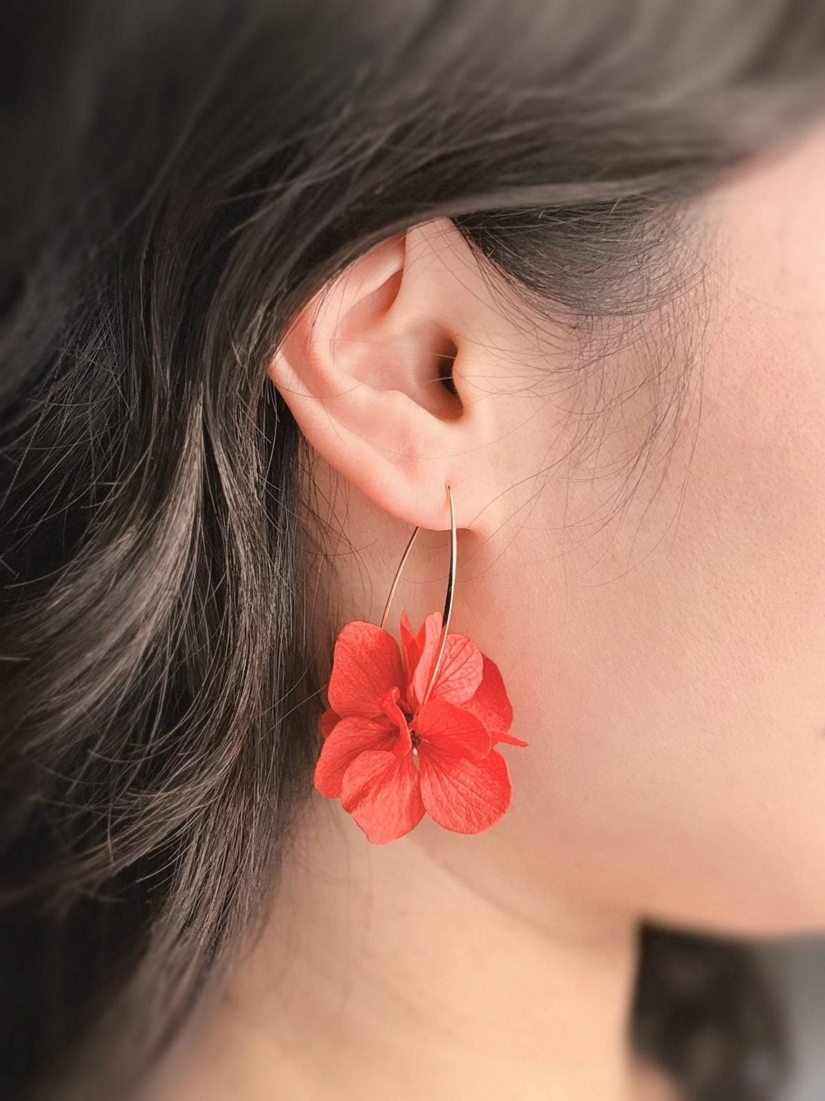 Boucles d'oreilles en fleurs d'hortensias stabilisés rouges et crochet dorés, accessoire idéal pour mariage, ou cadeau unique pour les occasions spéciales, tels que Noël, la Saint-Valentin ou l'anniversaire de votre bien aimée, signés Hana&Alice.