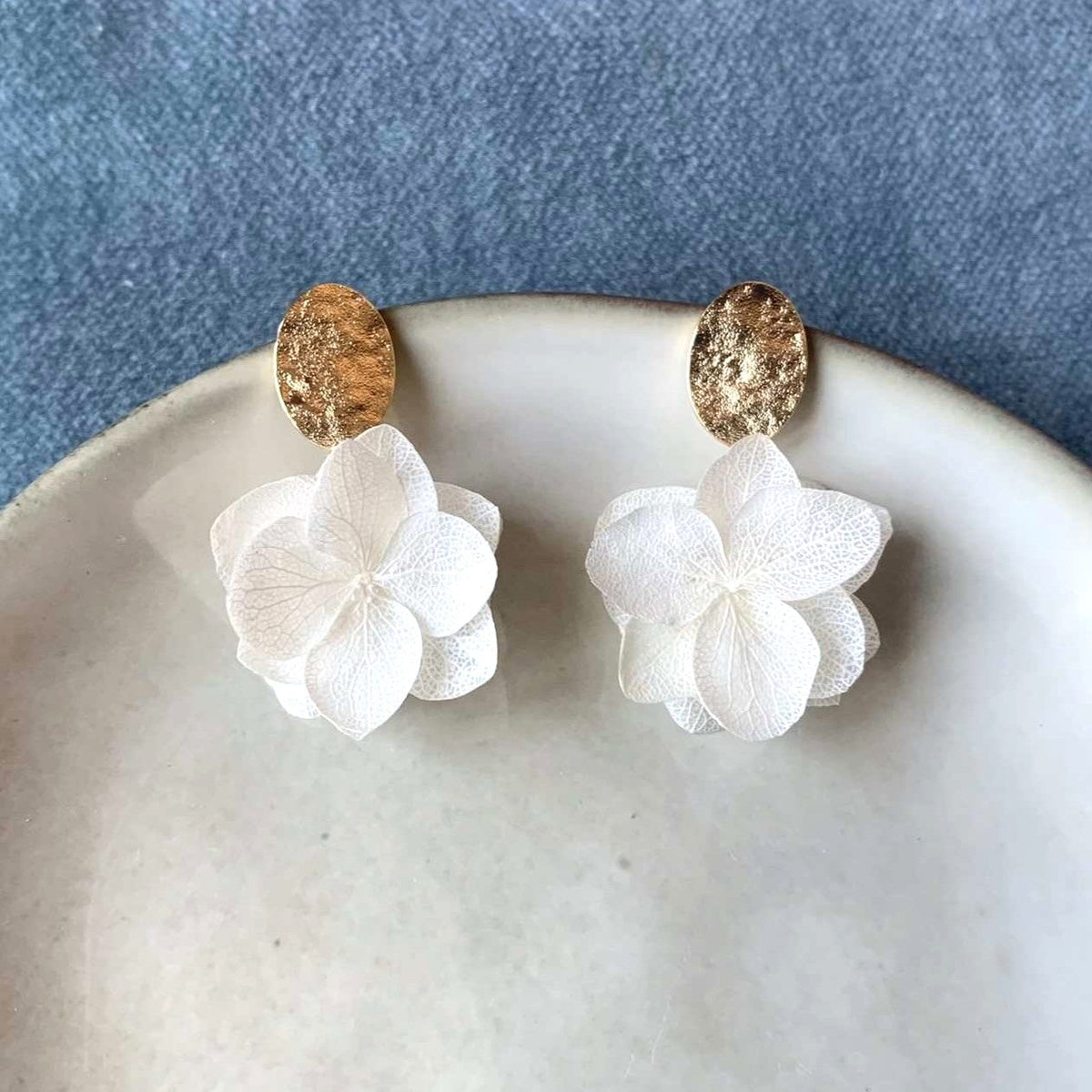Boucles d'oreilles de mariage en fleurs d'hortensias stabilisées, de la marque Hana&Alice, accessoires en fleurs pour sublimer les mariées dans un style naturel et moderne. 