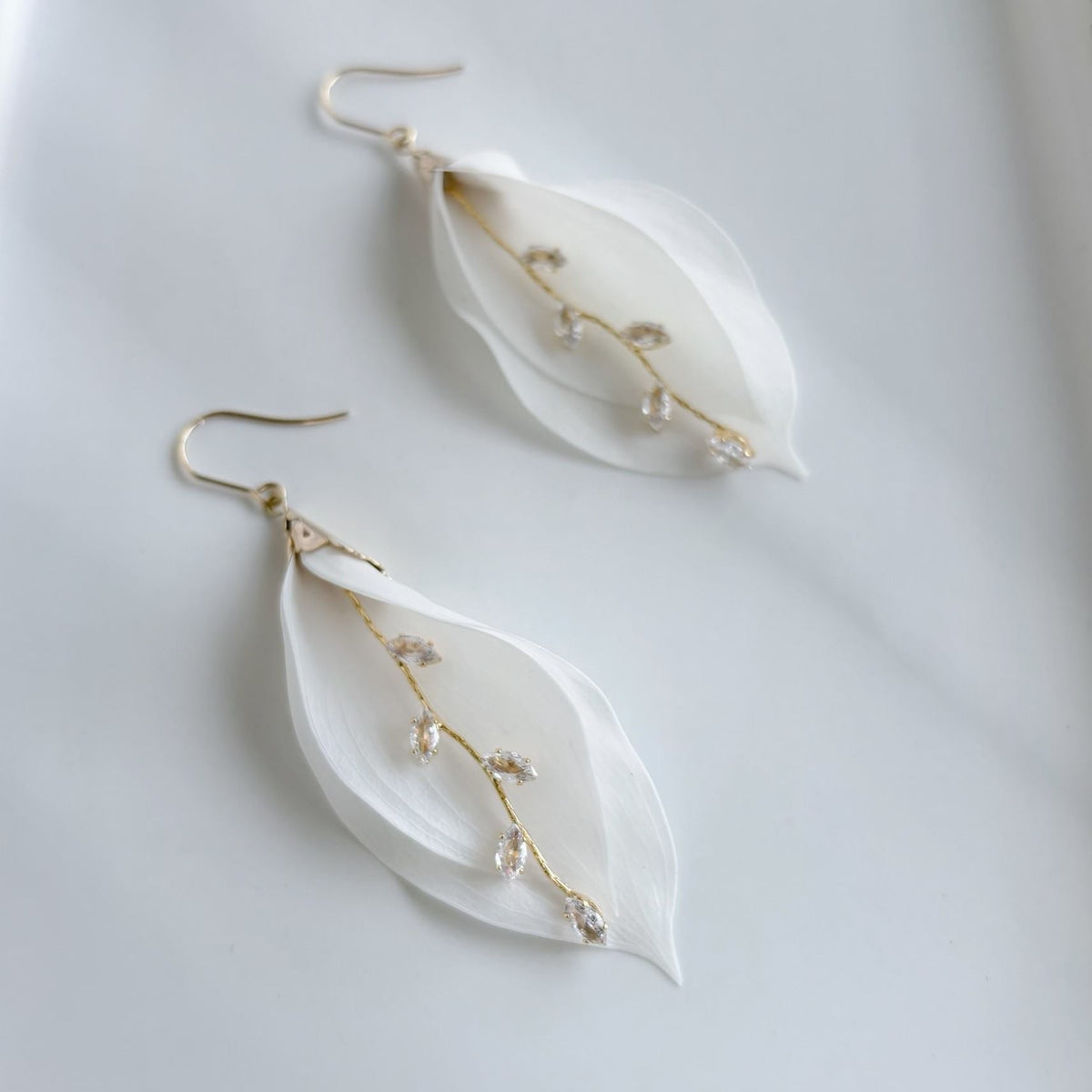 Boucles d'oreilles de mariage en fleurs stabilisées et strass, bijoux de mariage élégants et raffinés, faits main en France par Hana&Alice.