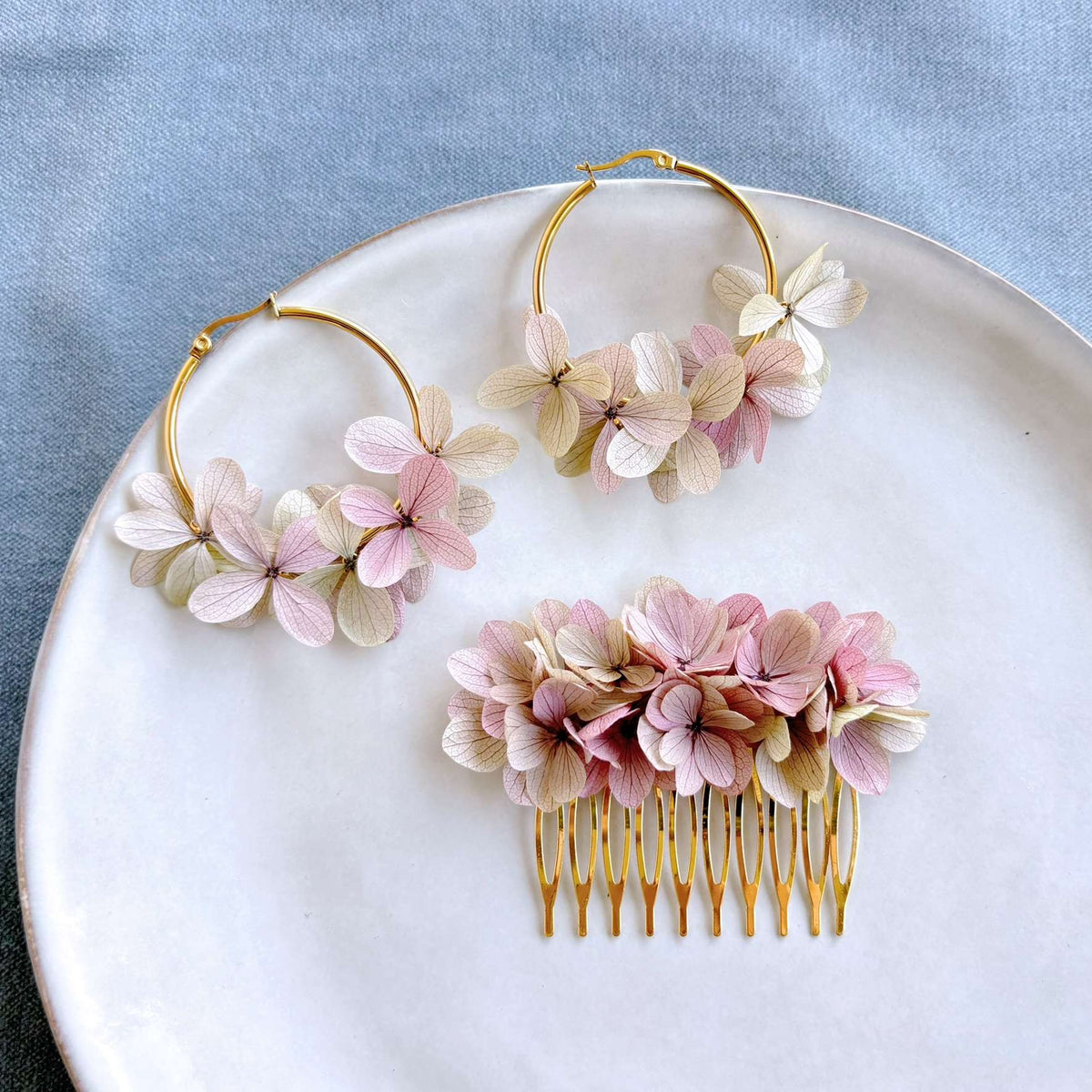 Des bijoux et des accessoires de mariage en fleurs stabilisées, pour un look de mariage délicat et raffiné, signés Hana&Alice.