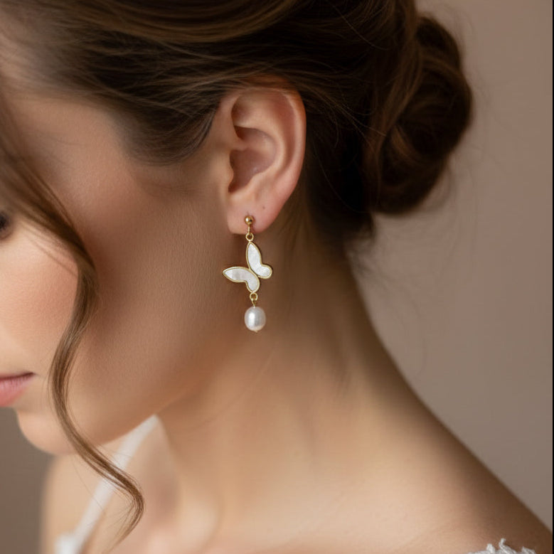 Bijoux mariage perle faits main, design papillon nacré au style classique et élégant.
