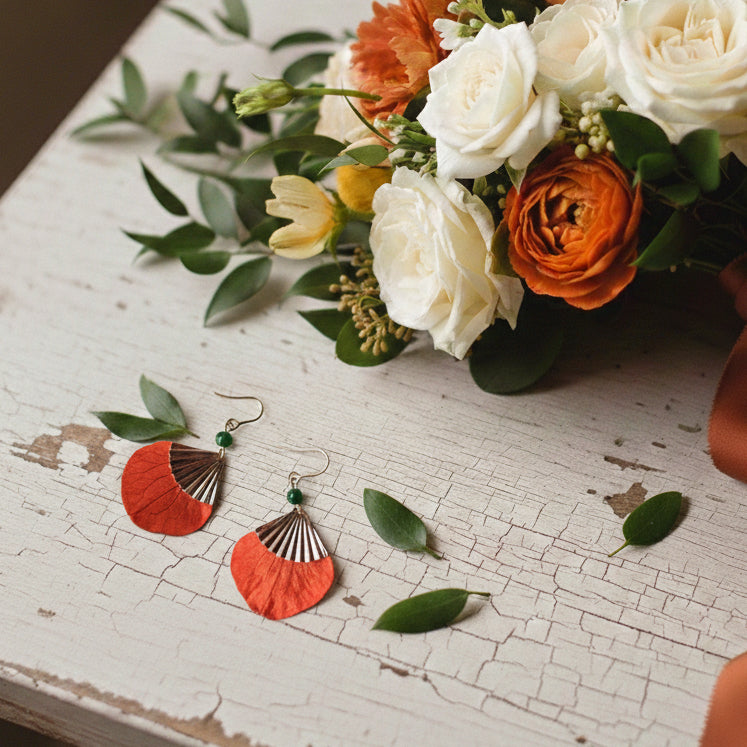 NAHIA PEARL - Ohrringe für Bräute aus orange-terracottafarbener Hortensienblüte Brautschmuck und Brautjungfern-Schmuck Geschenk für Trauzeugin