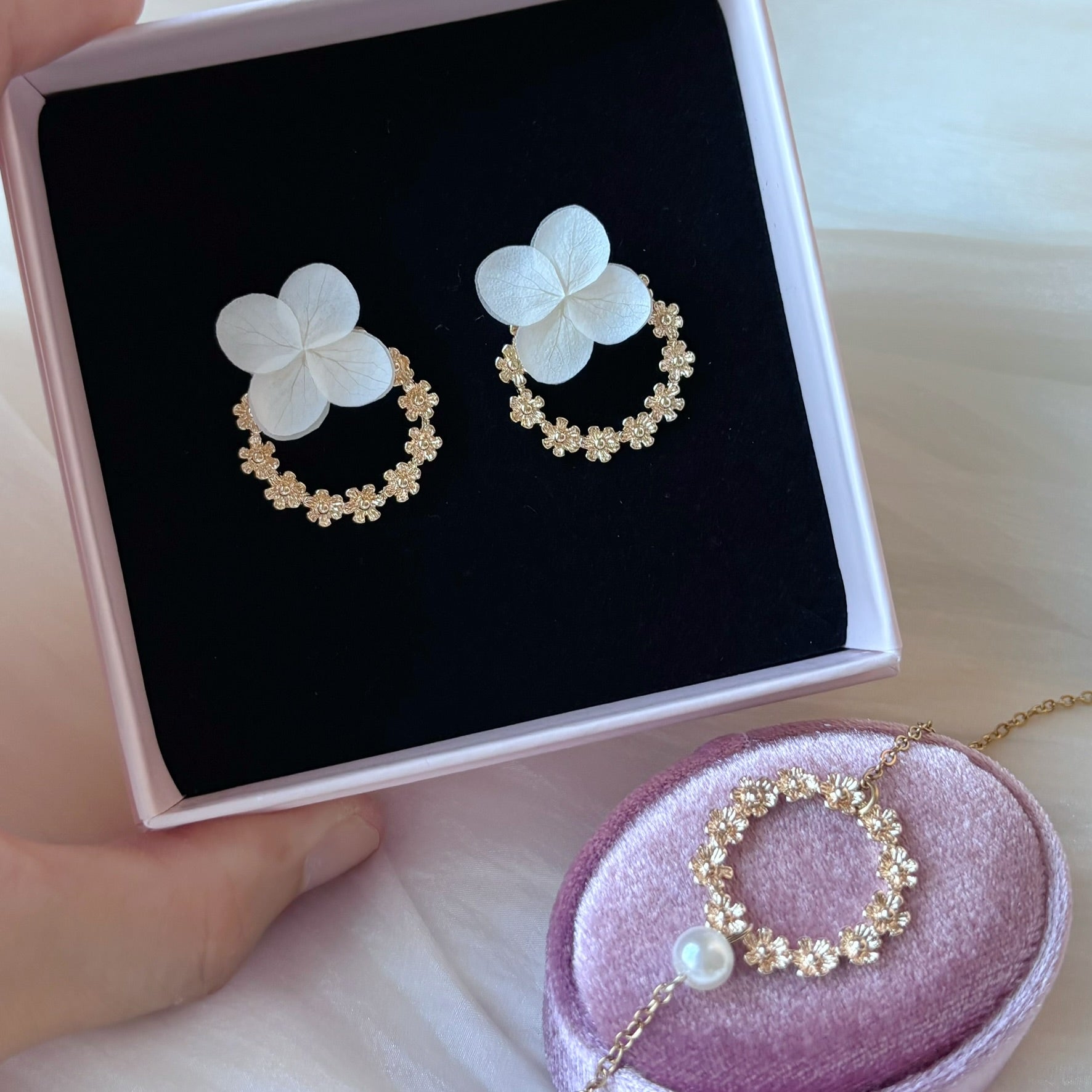 Boucles d’oreilles fleuries faites main, idéales pour une mariée ou une demoiselle d’honneur.