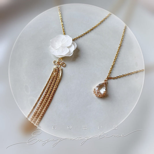 Bijou fait main pour mariée, collier dos nu orné de fleurs et perles scintillantes