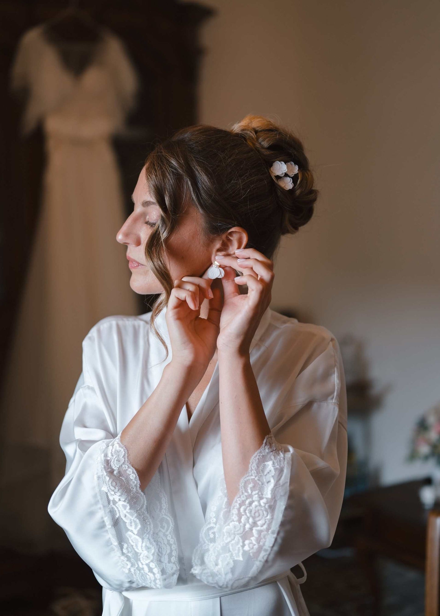 Ces boucles d'oreille perle mariage avec hortensias stabilisés ajoutent une touche de raffinement à votre jour spécial.