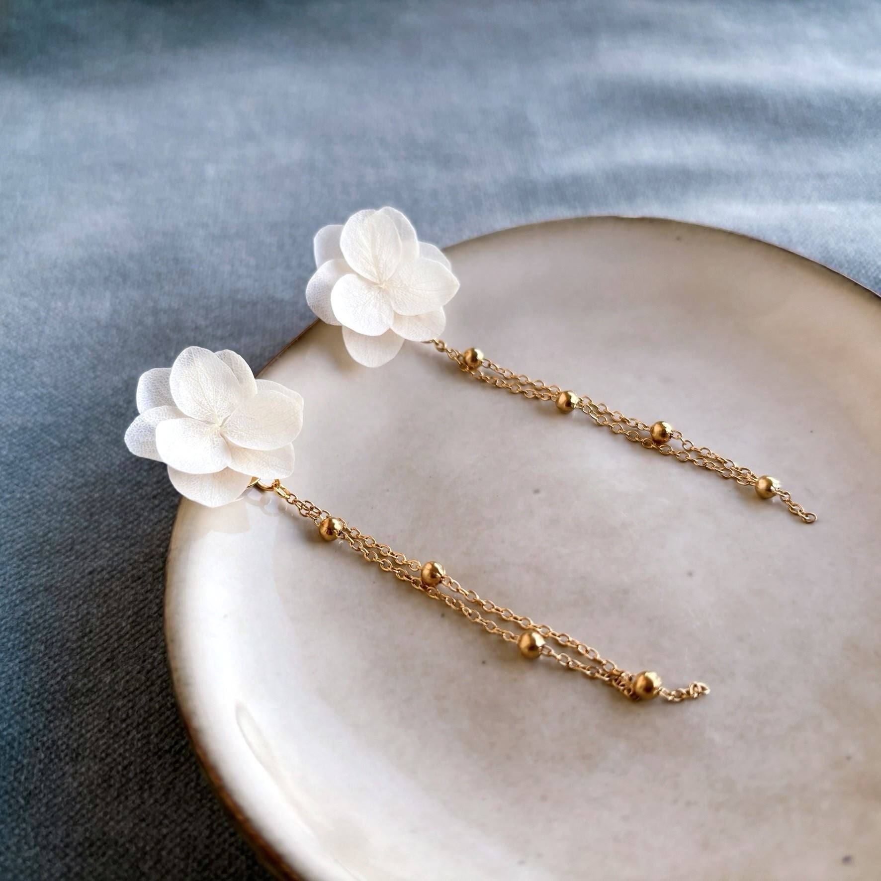 Parure bijoux mariage perle et fleur stabilisée, boucles d’oreilles délicates