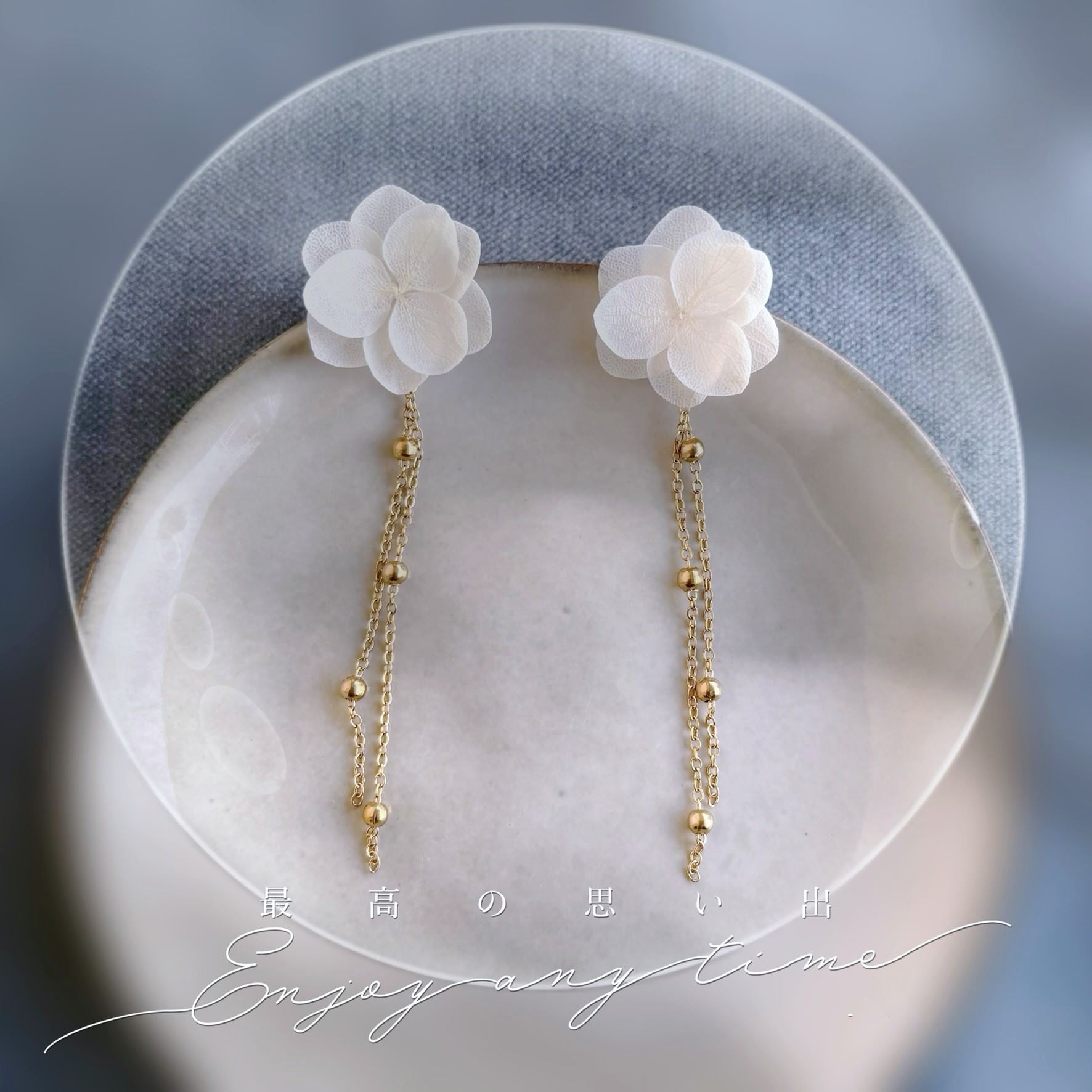 Accessoire mariage fleurs stabilisées et perles blanches, boucles d’oreilles élégantes