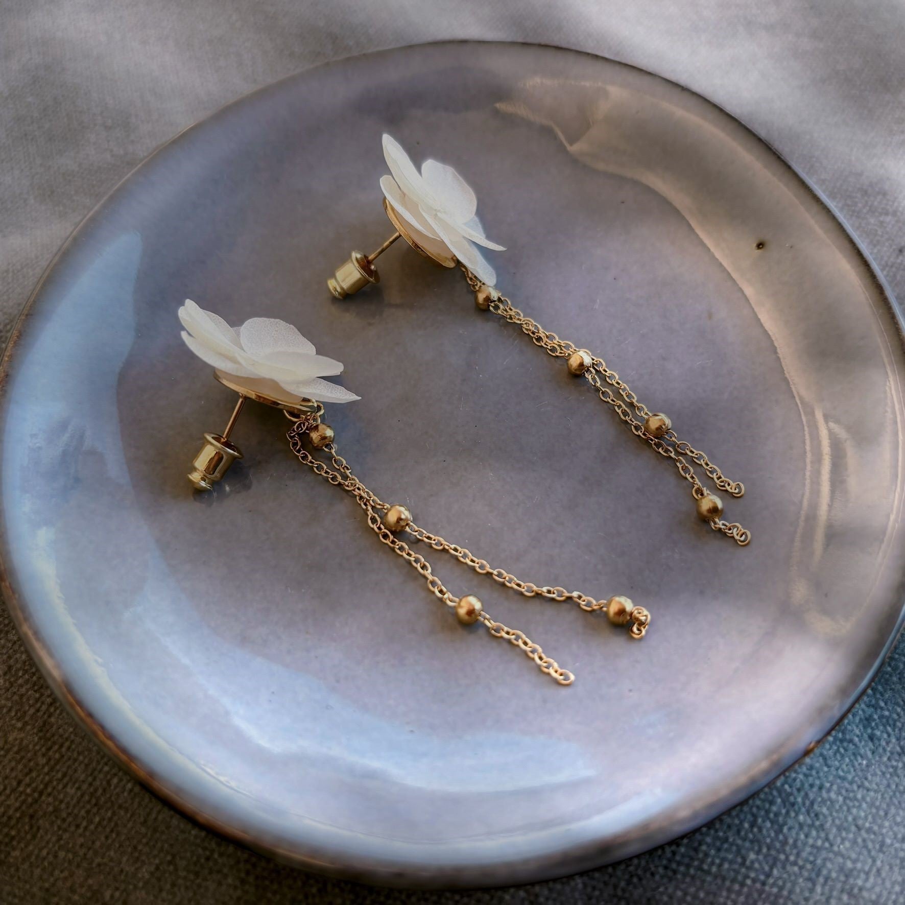 Boucles d’oreilles mariage fleur stabilisée blanc crème avec détails dorés