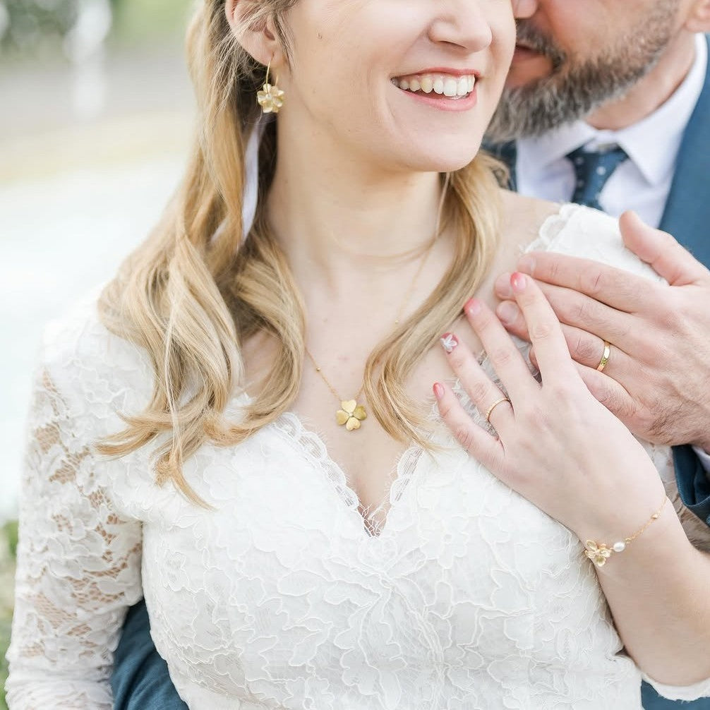 Boucles d'oreilles florale avec pendentifs floraux et petites perles blanches, parfaites pour un look élégant et délicat.