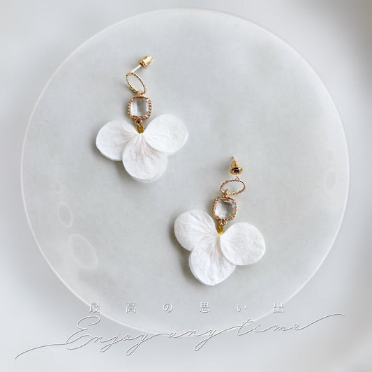 Accessoire mariage raffiné : boucles d'oreilles pendantes avec fleur d'hortensia et cristal éclatant – Hana&Alice.