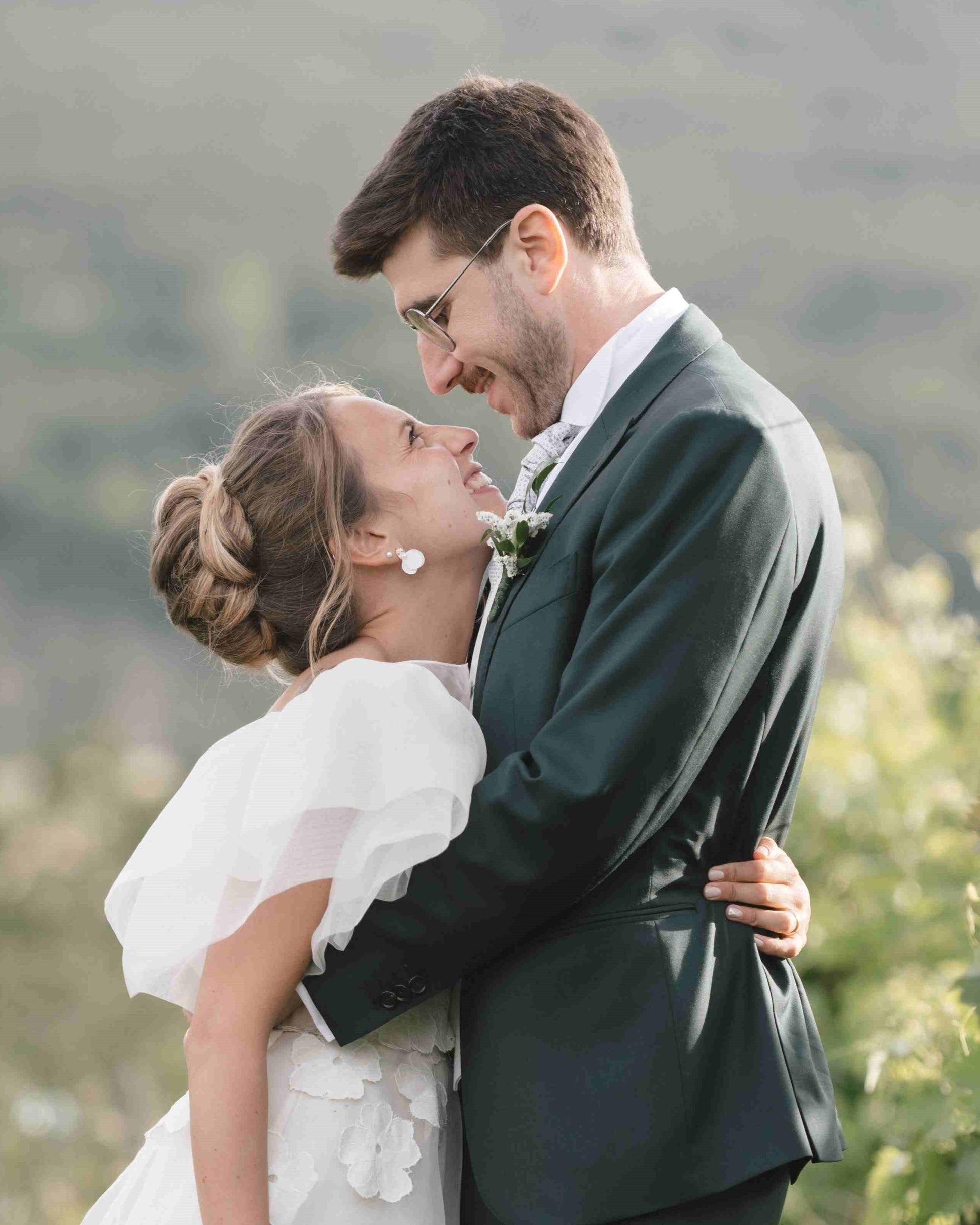 Accessoirisez votre robe avec ces boucles d'oreille perle mariage, un choix idéal pour les mariées raffinées.