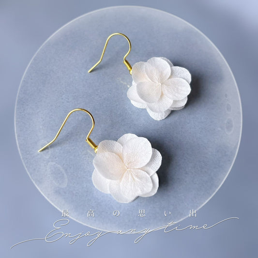 Bijoux faits main pour mariage : boucles d'oreilles avec fleurs d'hortensias stabilisés blancs crème.