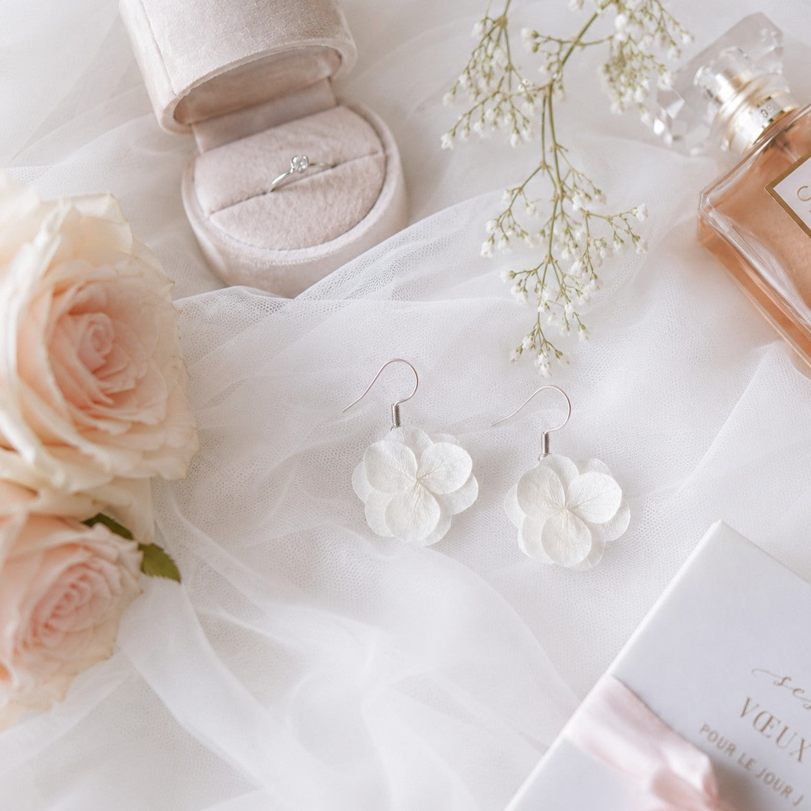 Bijoux faits main pour mariage : boucles d'oreilles avec fleurs d'hortensias stabilisés blancs crème.