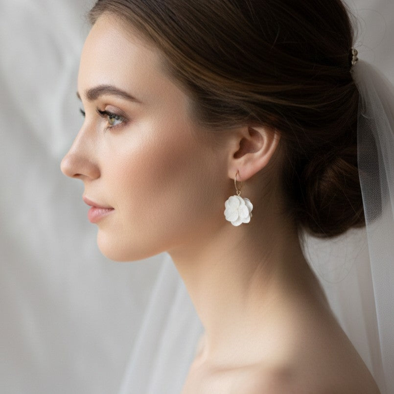 Boucles d'oreilles créoles pour mariage Hana&Alice : boucles d'oreilles en fleurs d'hortensia stabilisées pour un look naturel.