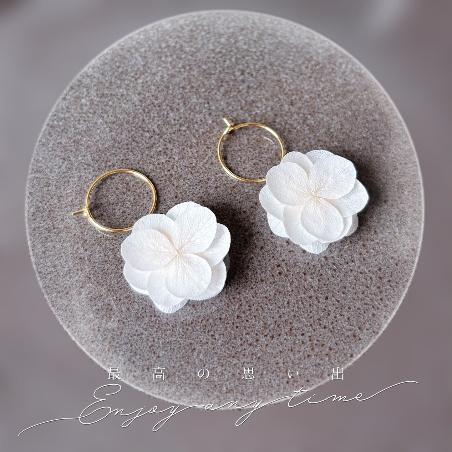 Boucles d'oreilles créoles mariage avec pétales d'hortensia stabilisés blancs, signées Hana&Alice.