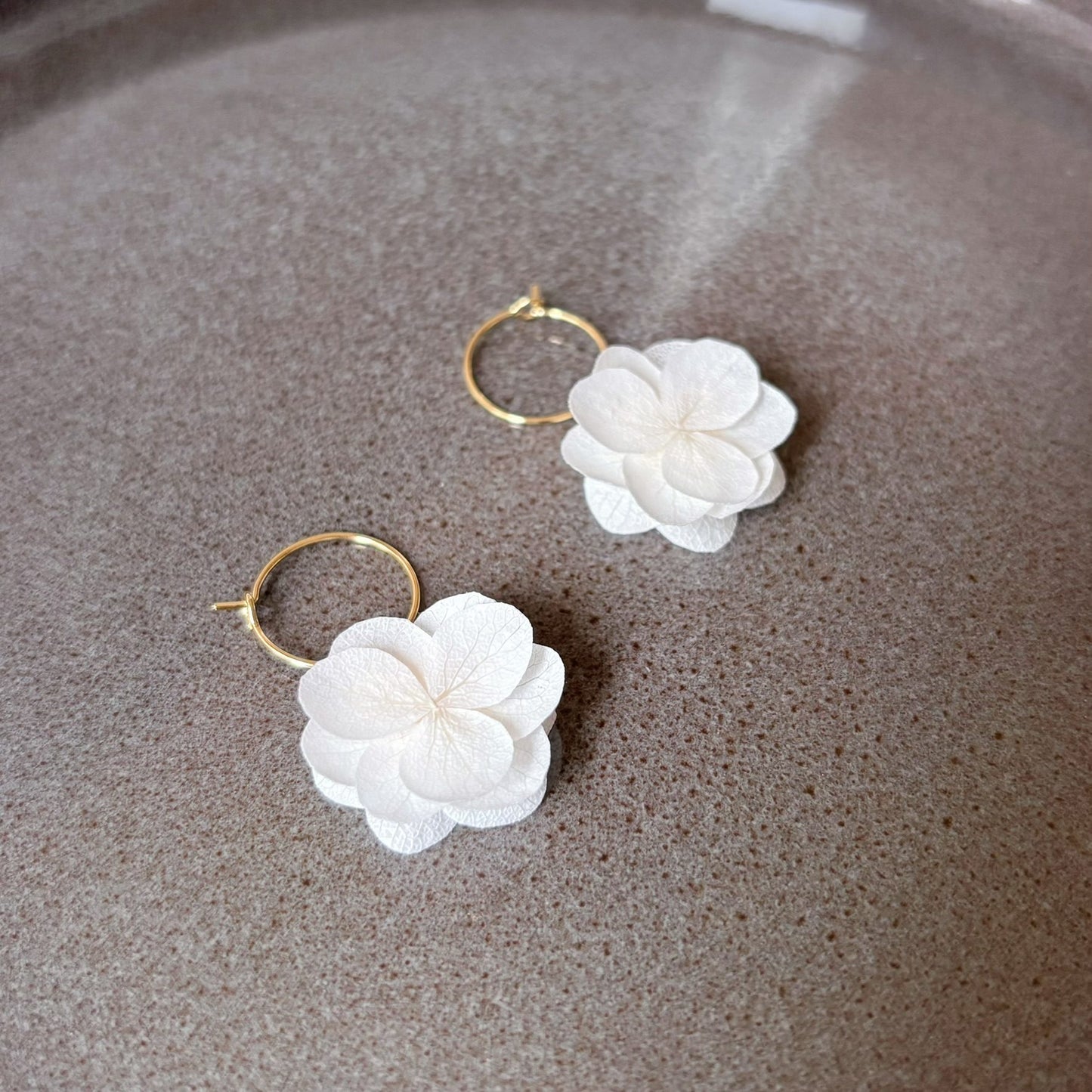 Boucles d'oreilles mariage raffinées avec fleurs d'hortensia stabilisées, un bijou Hana&Alice.