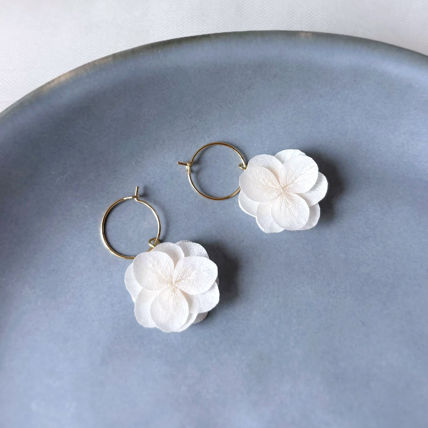 Bijoux de mariage floraux : boucles d'oreilles créoles avec pétales d'hortensia blanc crème.