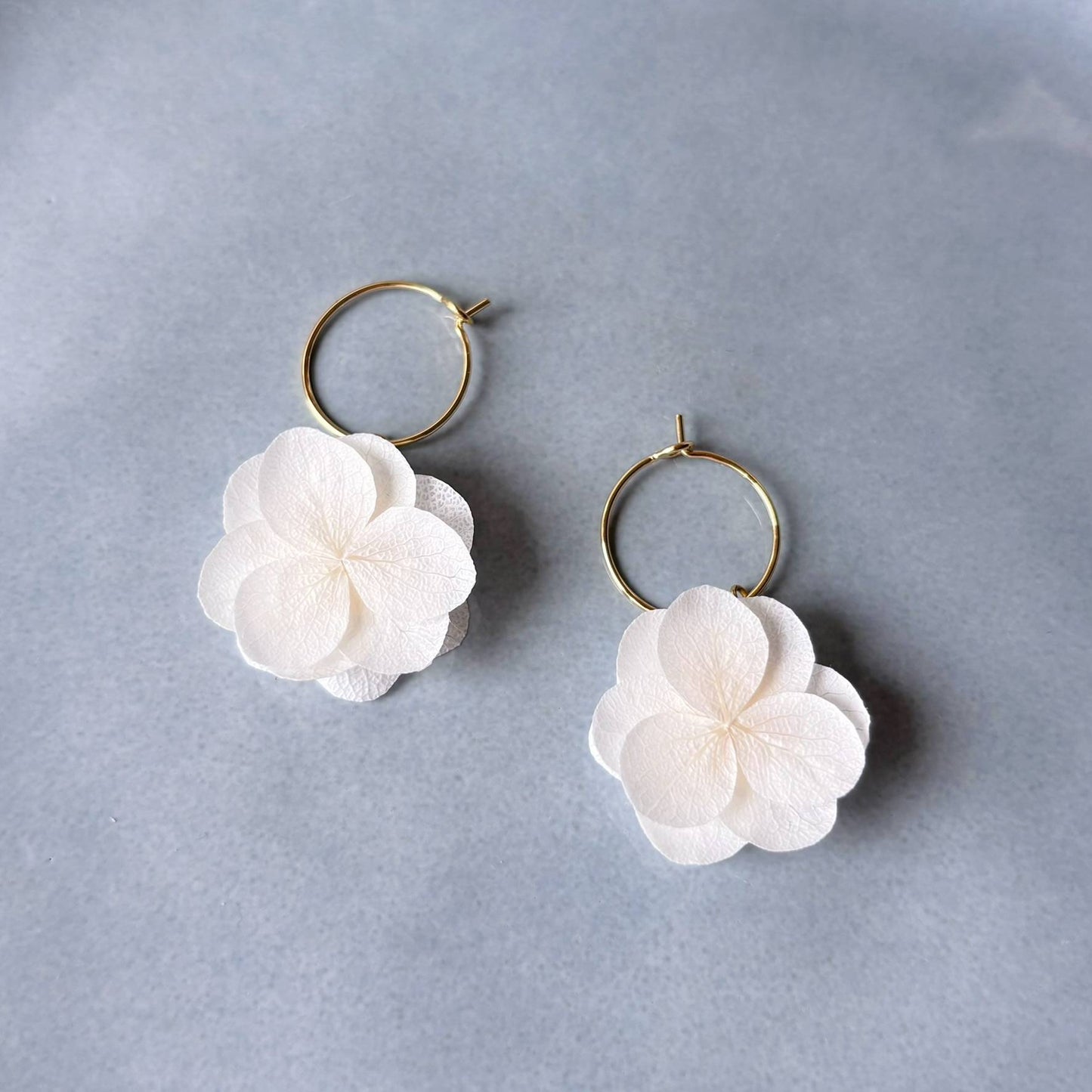 Bijoux de mariage floraux : boucles d'oreilles créoles avec pétales d'hortensia blanc crème.