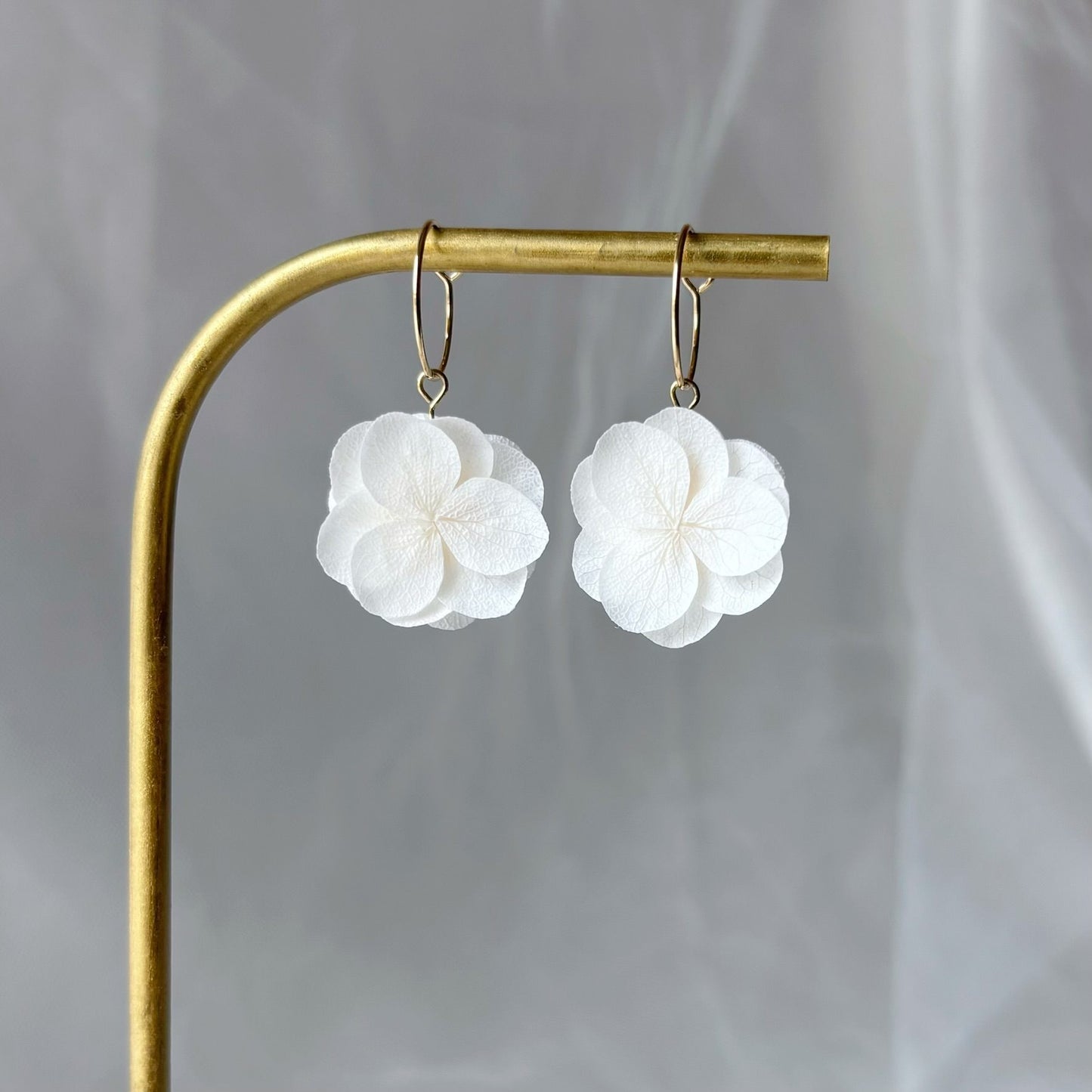 ALICE - White stabilized hydrangea flower wedding earrings Wedding Jewelry