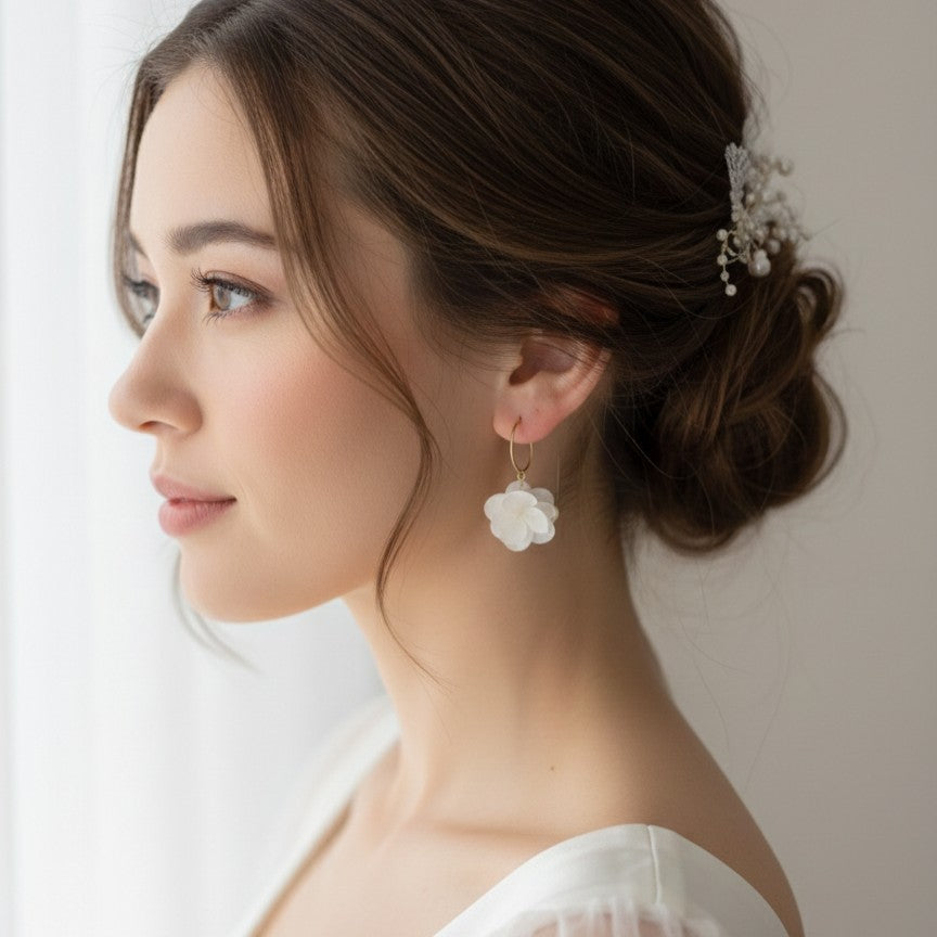 Boucles d'oreilles créoles avec hortensias stabilisés blancs, un bijou de mariage parfait de Hana&Alice.