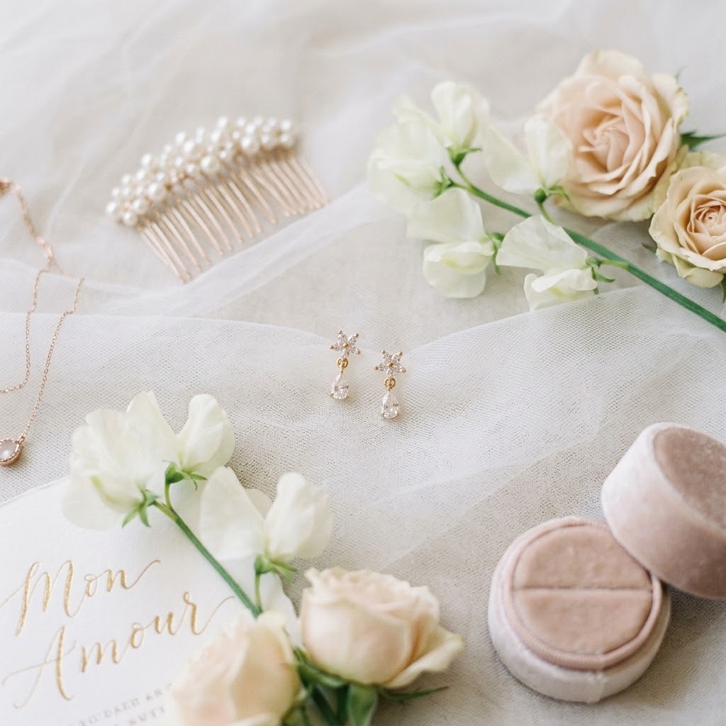 Petites boucles d’oreilles scintillantes avec motif fleur et goutte suspendue