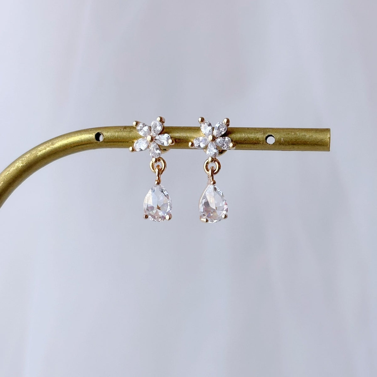 Boucles d’oreilles fines pour demoiselle d’honneur avec fleur en zircon