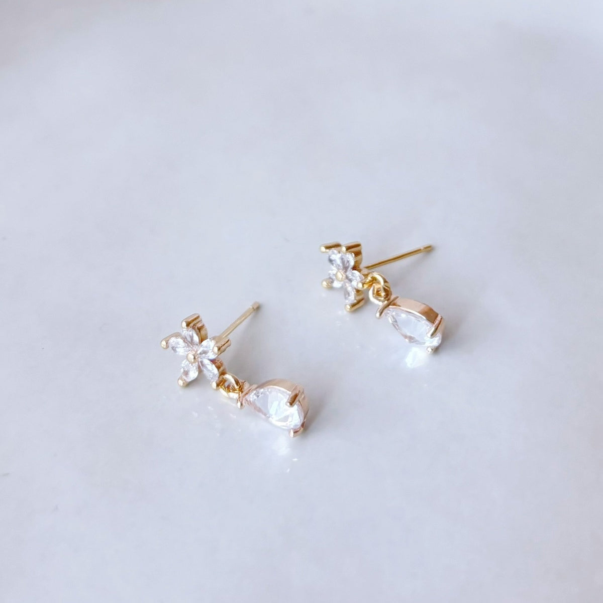 Boucles d’oreilles mariage discrètes avec petite fleur et pendentif goutte
