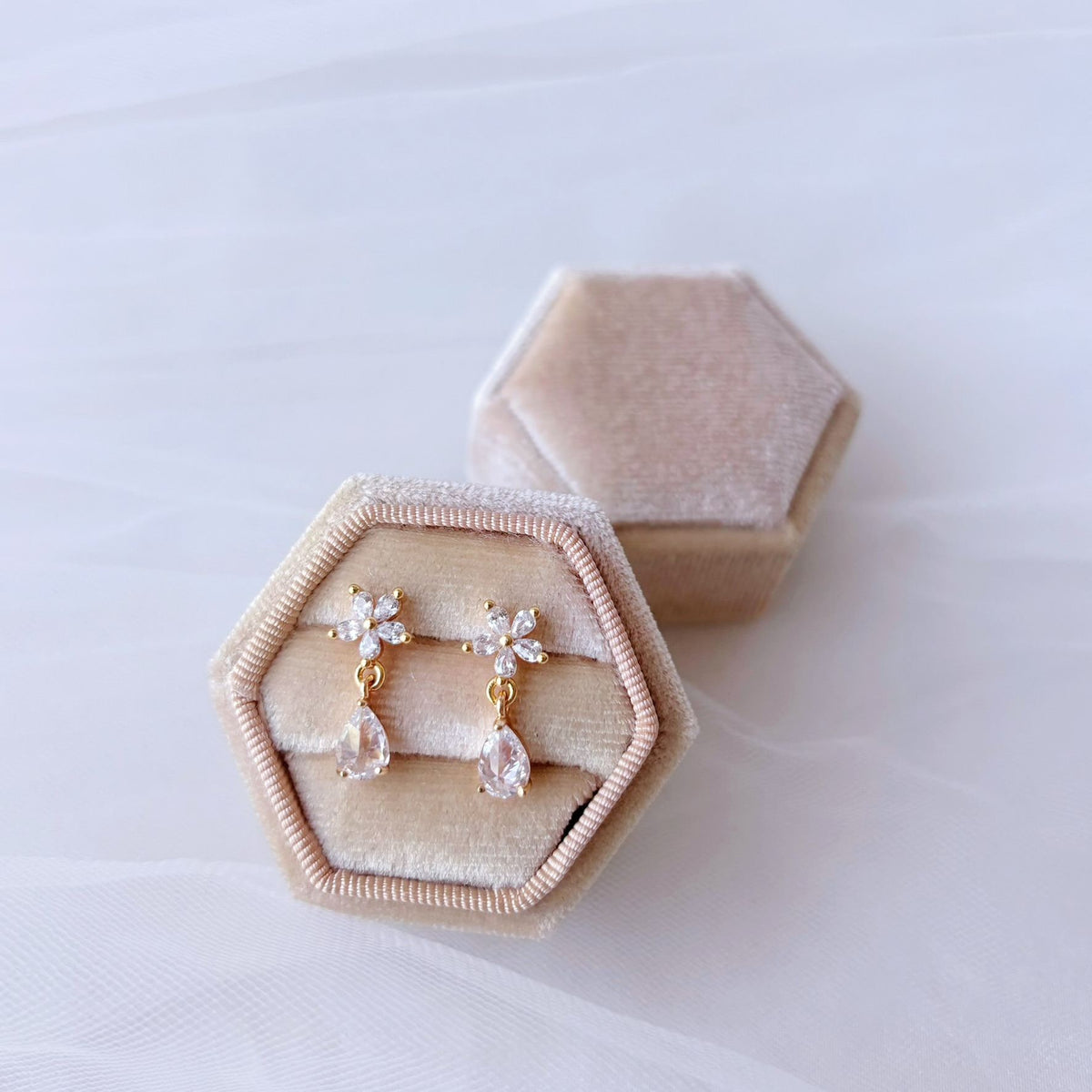 Boucles d’oreilles délicates ornées d’une fleur scintillante et d’une goutte