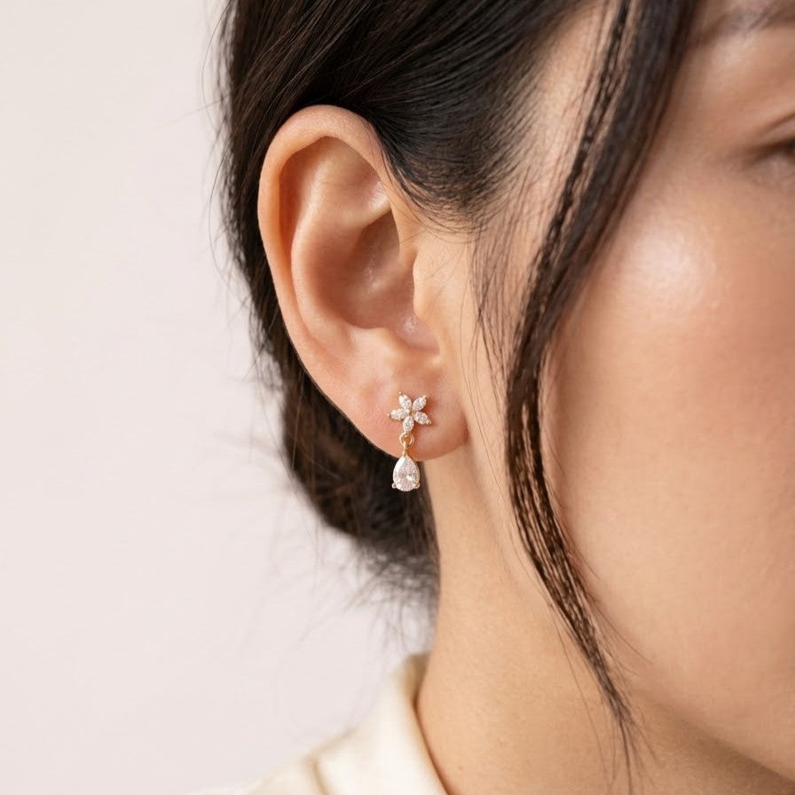 Petite paire de boucles d’oreilles avec fleur en zircon et goutte délicate