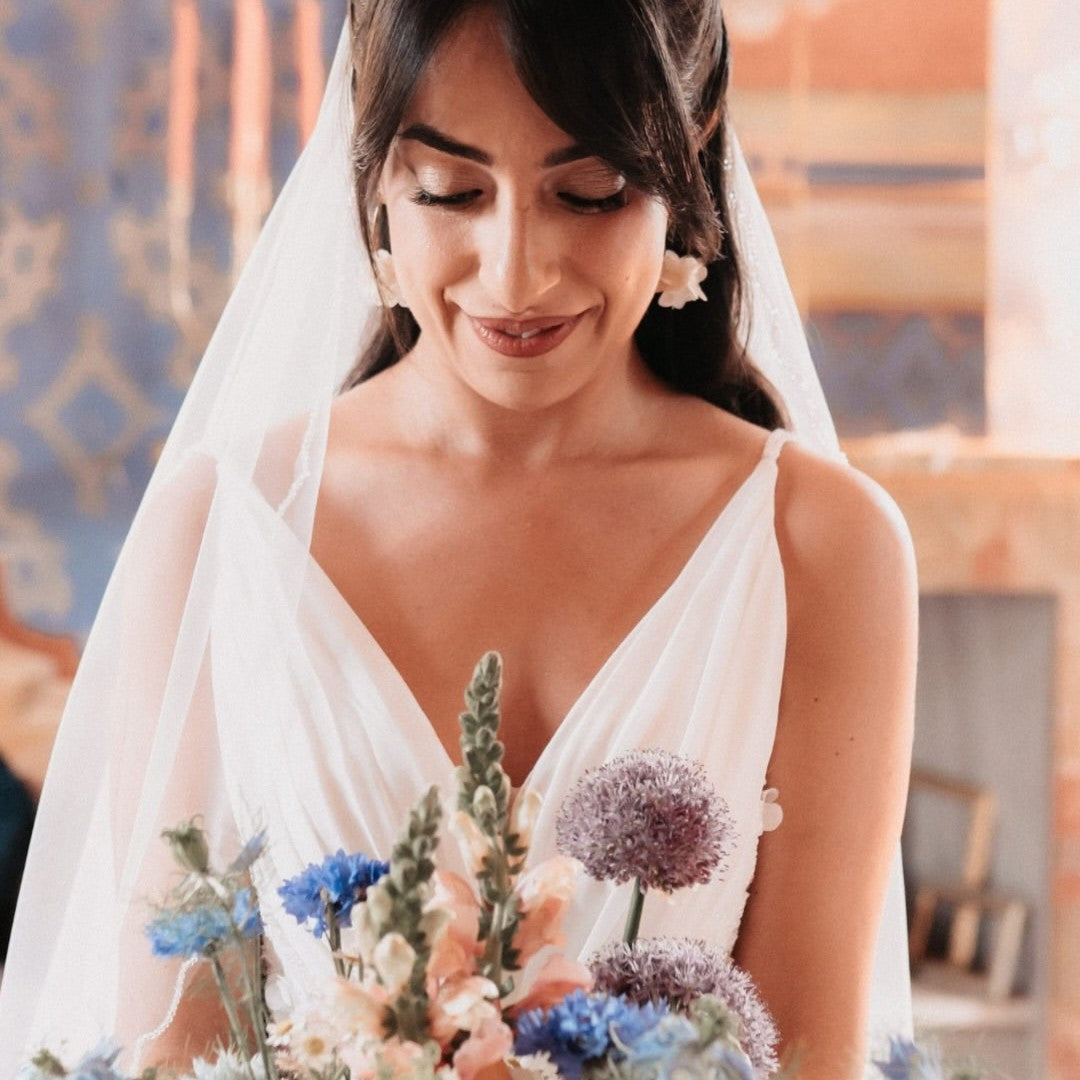 Élégants bijoux fleur faits main, idéals pour un mariage ou une occasion spéciale.