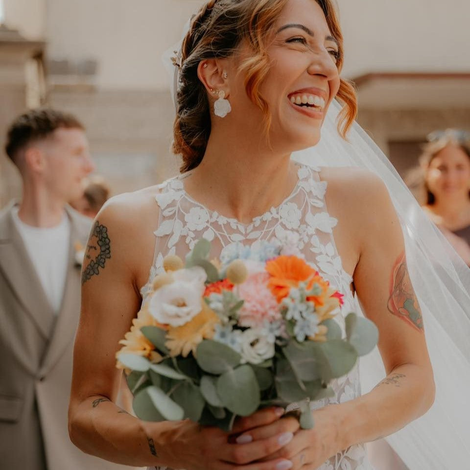 Boucles d'oreilles clous doré martelé avec fleurs blanches pour une touche romantique au mariage