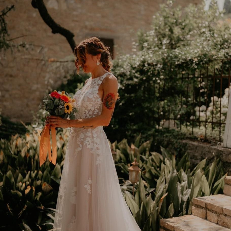 Boucles d'oreilles clous doré martelé avec fleurs blanches pour une touche romantique au mariage