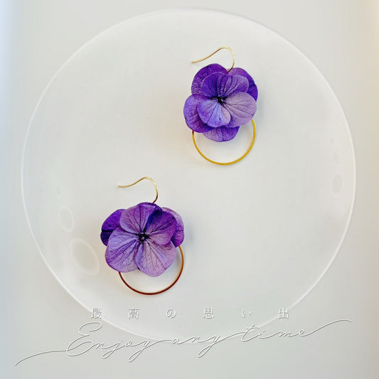 Boucles d'oreilles créoles de mariage Hana&Alice avec fleurs d'hortensias stabilisées violettes.