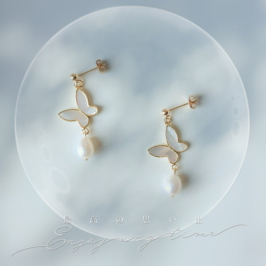 Boucles d’oreilles mariage perle nacrée en forme de papillon, bijoux poétiques faits main.