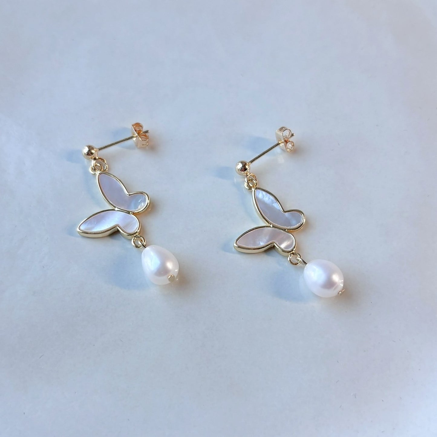 Boucles d’oreilles mariage perle nacrée papillon, bijou élégant et intemporel.