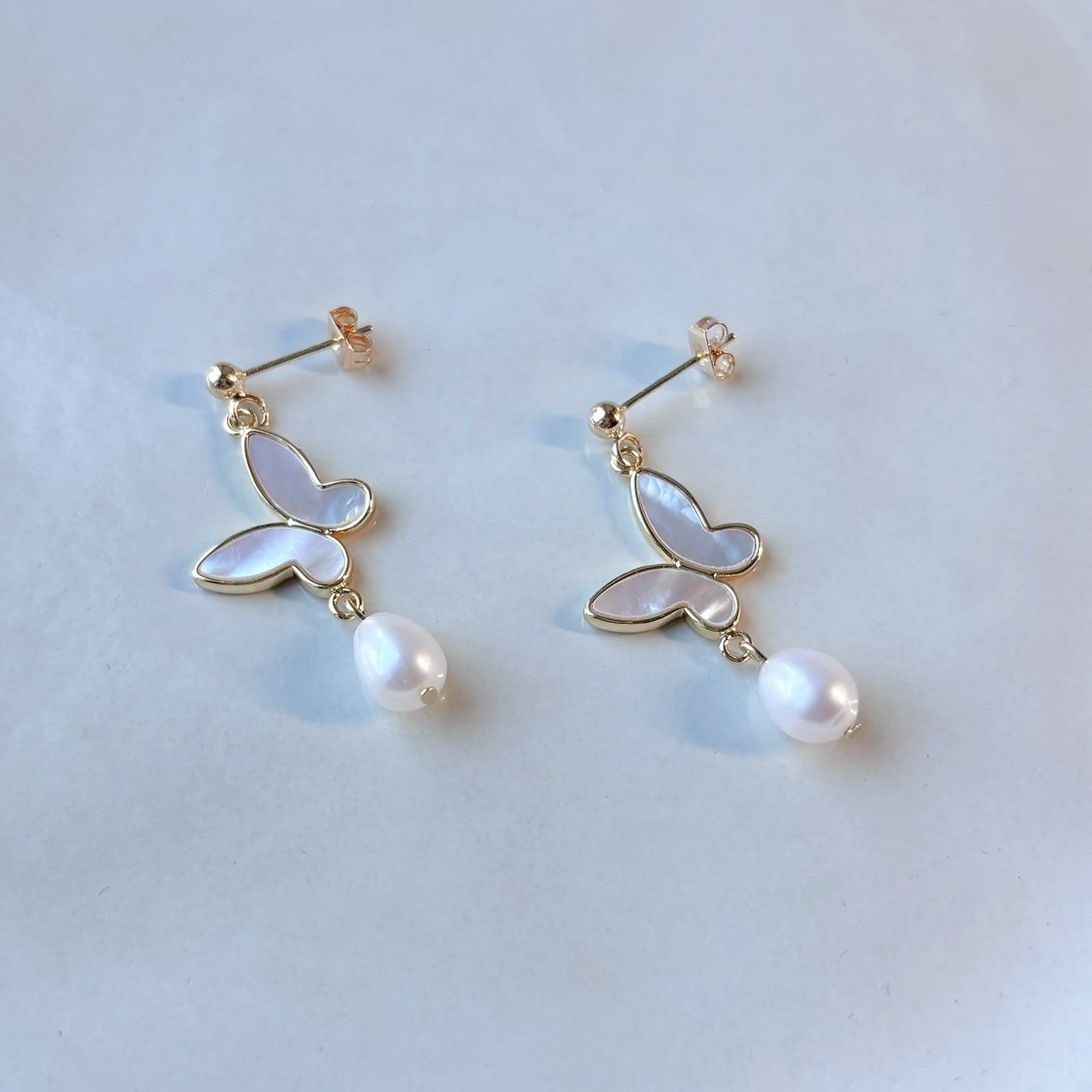 Boucles d’oreilles mariage perle nacrée papillon, bijou élégant et intemporel.
