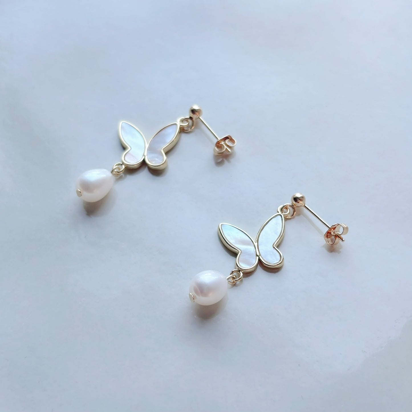Boucles d’oreilles mariage perle délicates et romantiques, papillon nacré artisanal.