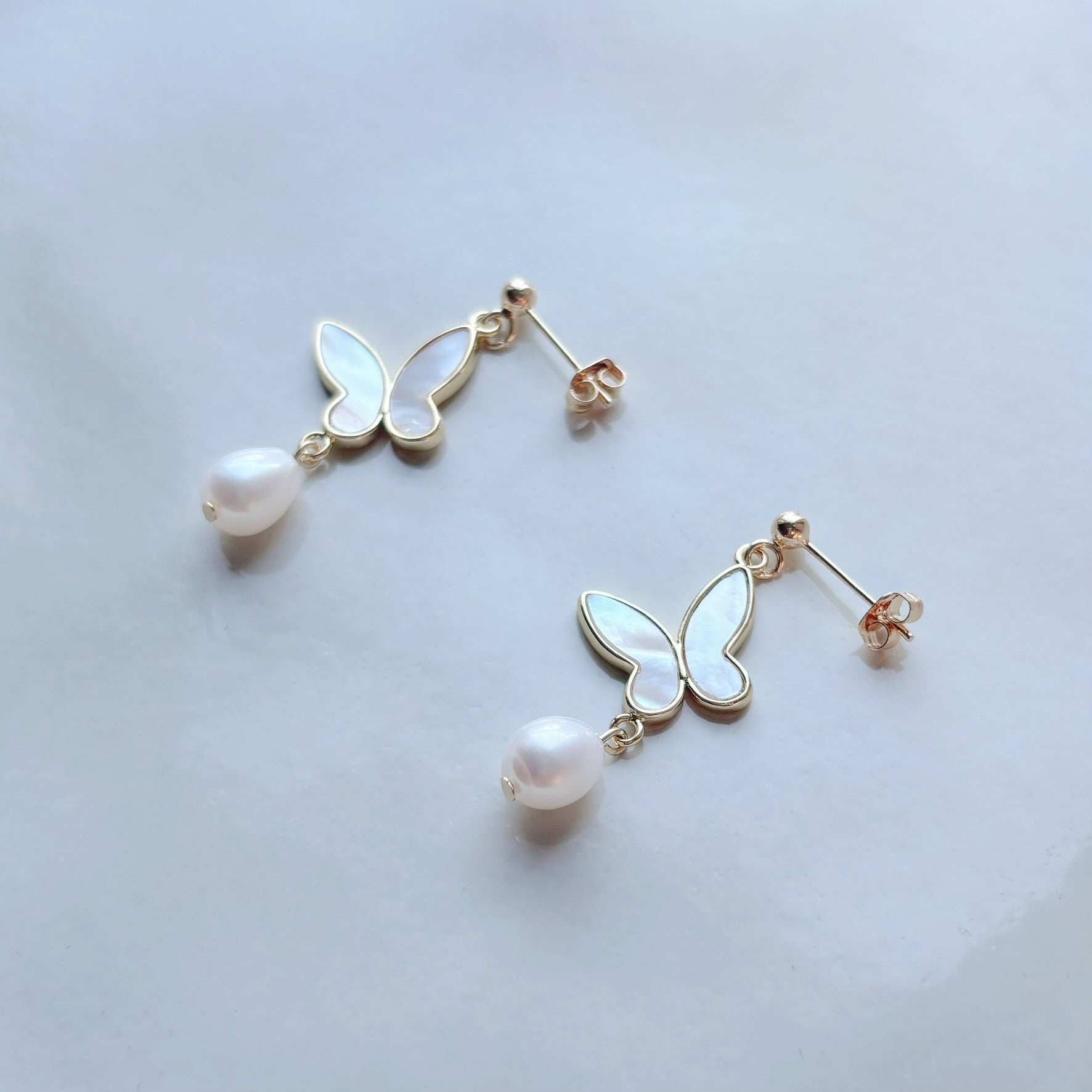 Boucles d’oreilles mariage perle délicates et romantiques, papillon nacré artisanal.