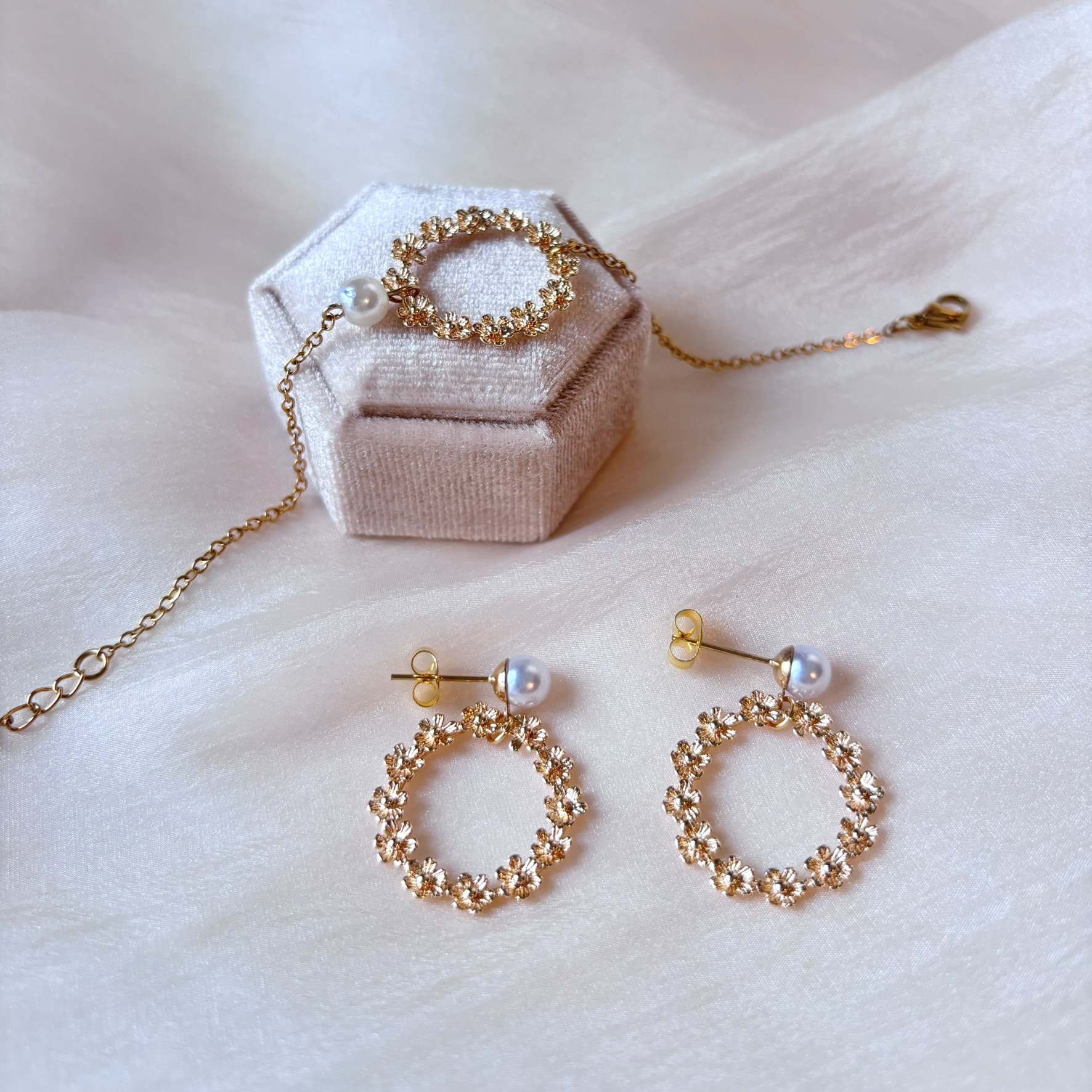 Boucles d'oreilles raffinées avec créole dorée et fleurs, bijoux faits main, un cadeau idéal pour une occasion spéciale.