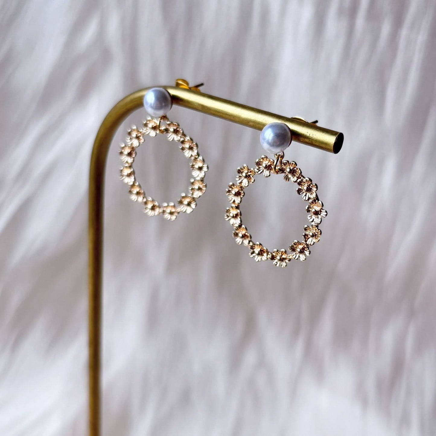 Bijoux floraux de mariage avec perles scintillantes, une touche élégante pour votre journée spéciale.