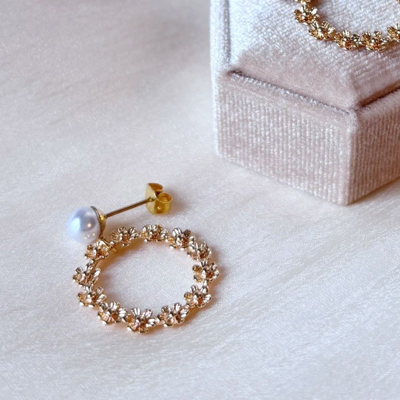 Boucles d'oreilles raffinées avec créole dorée et fleurs, bijoux faits main, un cadeau idéal pour une occasion spéciale.