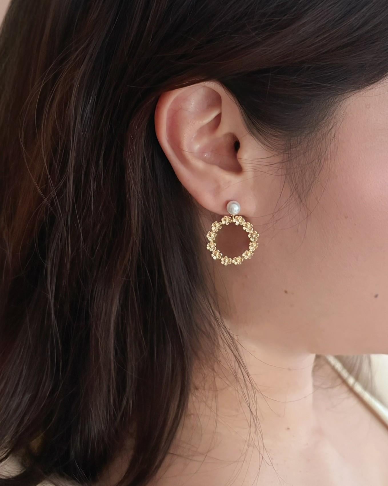 Accessoire de mariage raffiné : boucles d'oreilles florales avec perle, cadeau idéal pour Noël et Saint-Valentin.