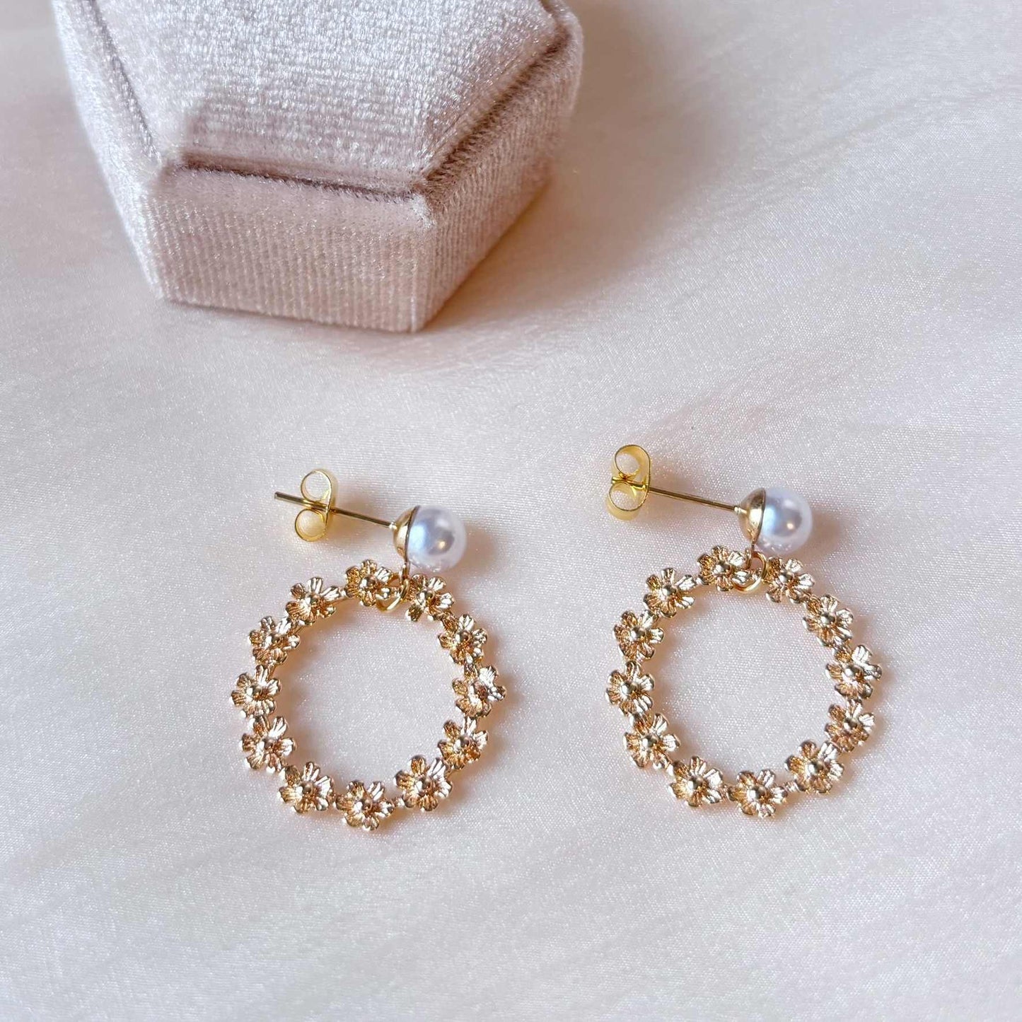 Cadeau de Saint-Valentin : boucles d’oreilles créoles dorées avec motif floral et perles, bijoux de qualité Hana&Alice.