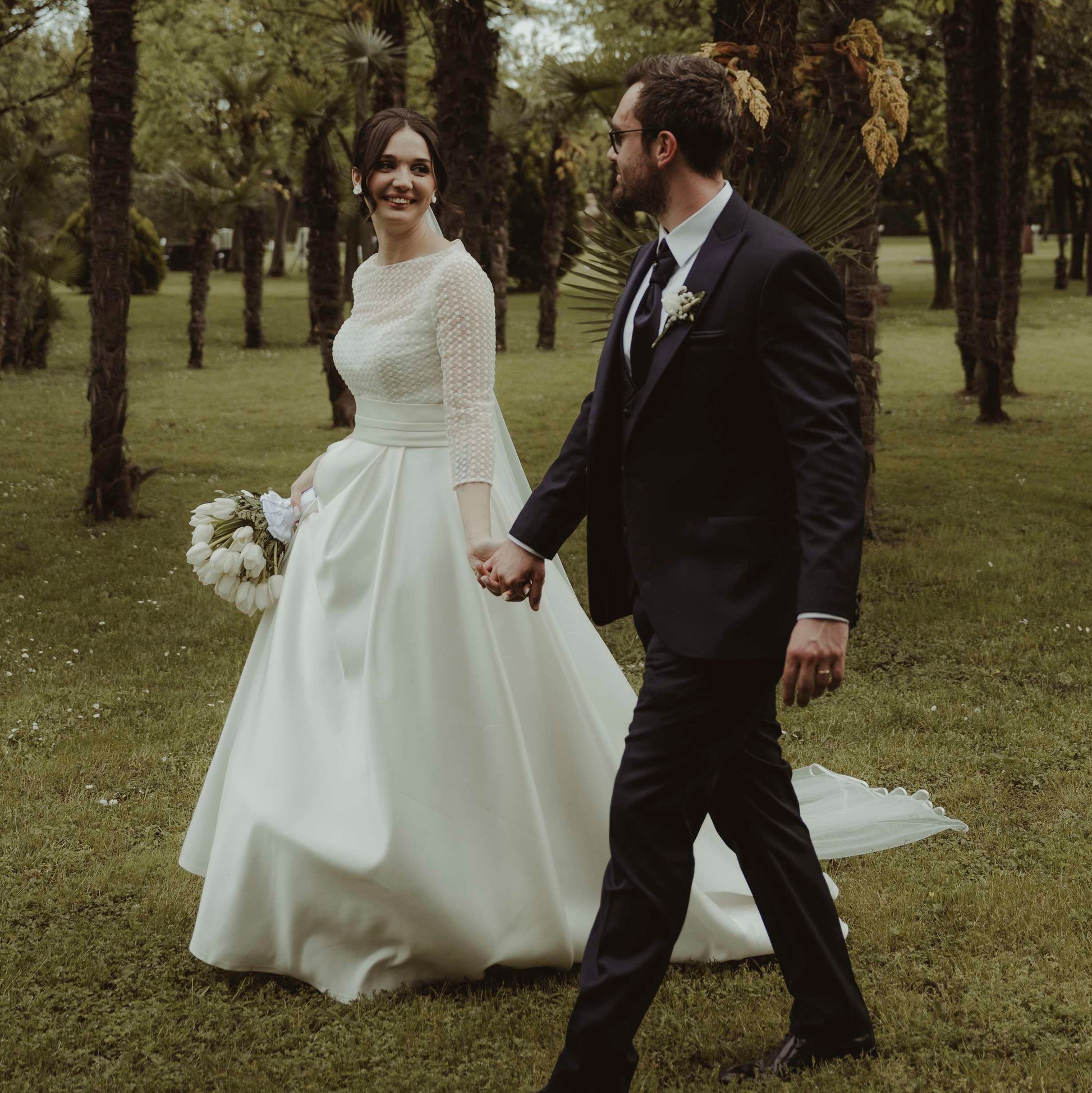 Bijoux mariage faits main, boucles d'oreilles avec fleur stabilisée, création de Hana&Alice.