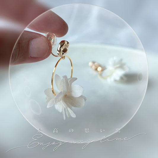Boucles d’oreilles mariage fleurs stabilisées en gros plan – création artisanale