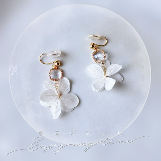 Détail cristal carré sur boucles d’oreilles mariage