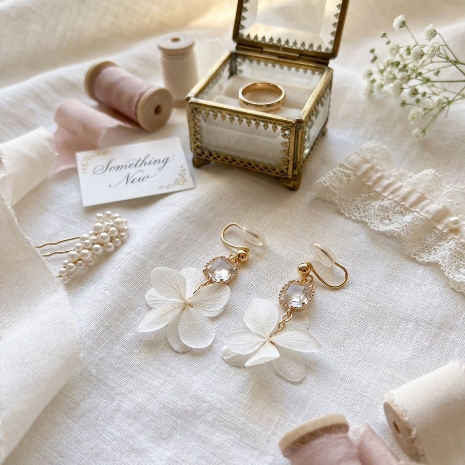 Boucles d’oreilles mariage délicates et lumineuses en fleur d'hortensias stabilisé blanc et cristal
