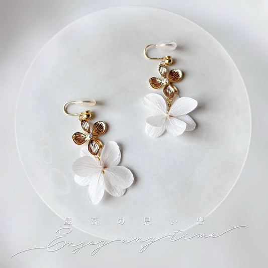 Clips d’oreilles fleur stabilisée blanche pour mariage – bijou poétique Hana&Alice