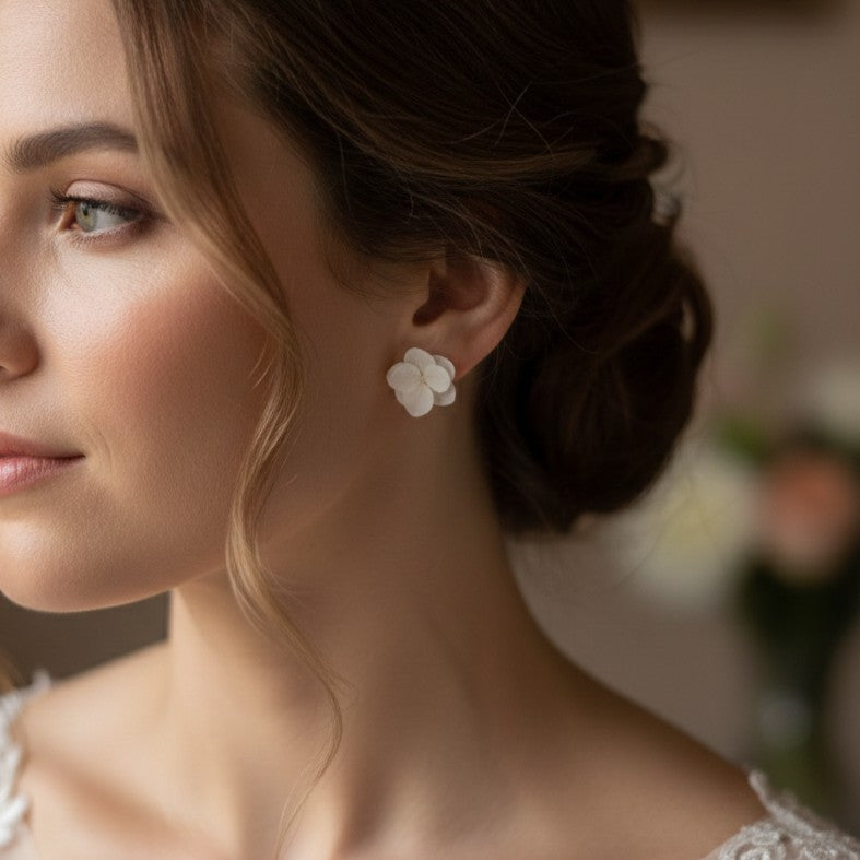 Boucles d'oreilles pour mariage faits main, avec fleur stabilisée blanches, création de Hana&Alice.