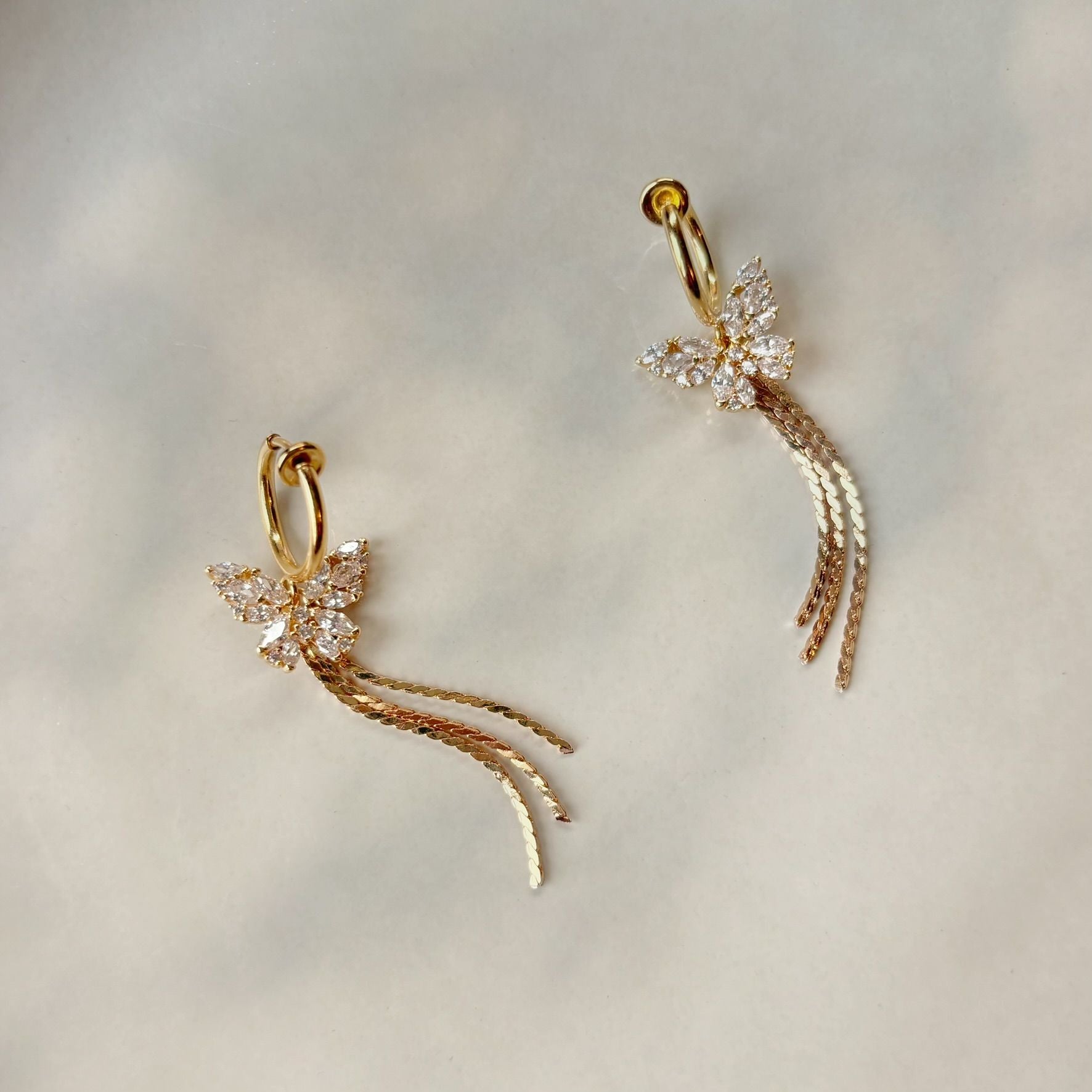 Boucles d’oreilles de mariée à clips, papillon en zircon et finition dorée.